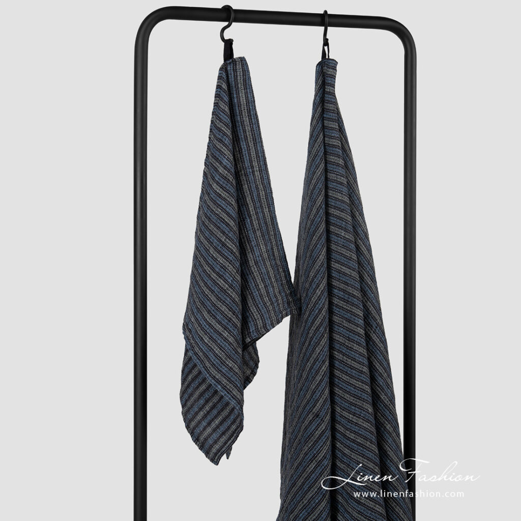BAHA Badehåndkle blåstripet 2 Linen black blue striped bath towel, different sizes.