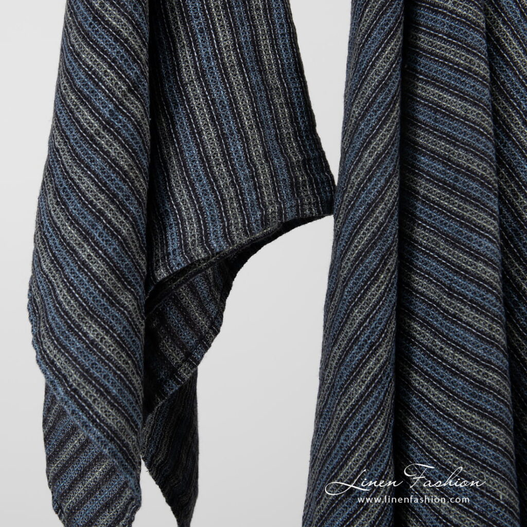 BAHA Badehåndkle blåstripet 4 Linen black blue striped bath towel, washed.