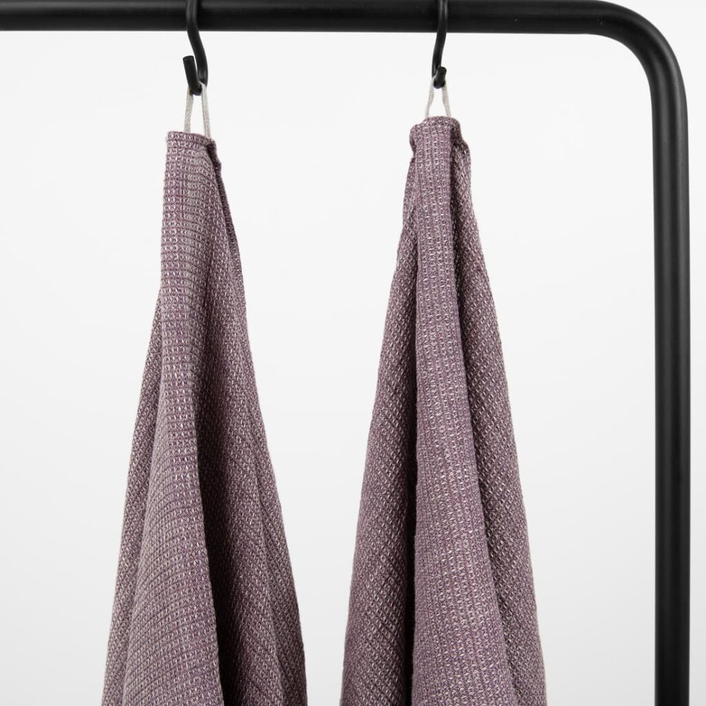 PURO Badehåndkle fiolett 3 linen violet bath towel with hanger.