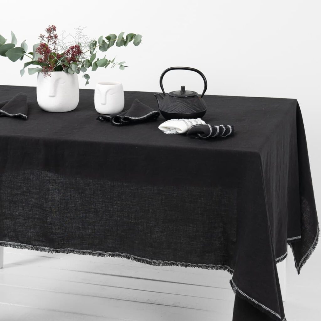 ALBA Duk svart 2 linen black tablecloth with decorative seam, washed.