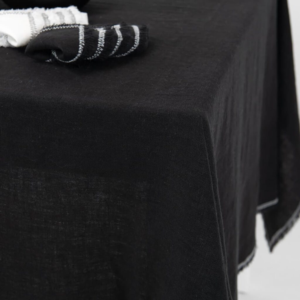 ALBA Duk svart 3 linen black tablecloth with decorative seam, with napkins.