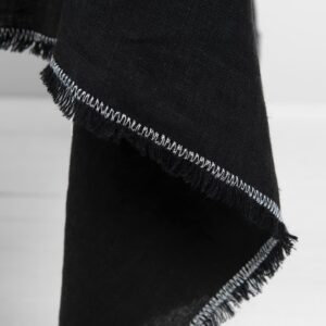 ALBA Duk svart 10 linen black tablecloth with decorative seam in white.
