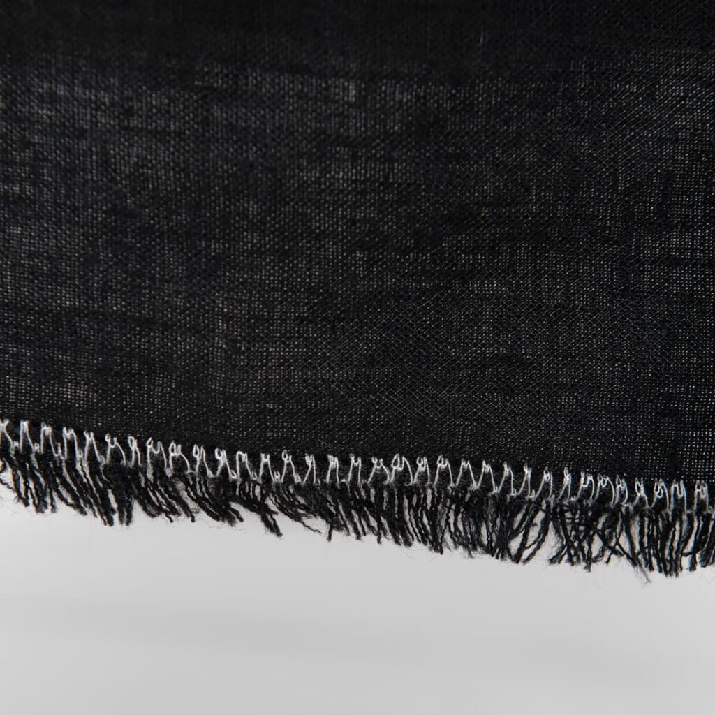 ALBA Duk svart 5 linen black tablecloth with decorative seam & loose fringes.
