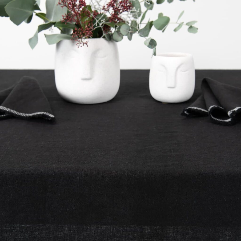 ALBA Duk svart 6 linen black tablecloth with decorative seam, for decoration.