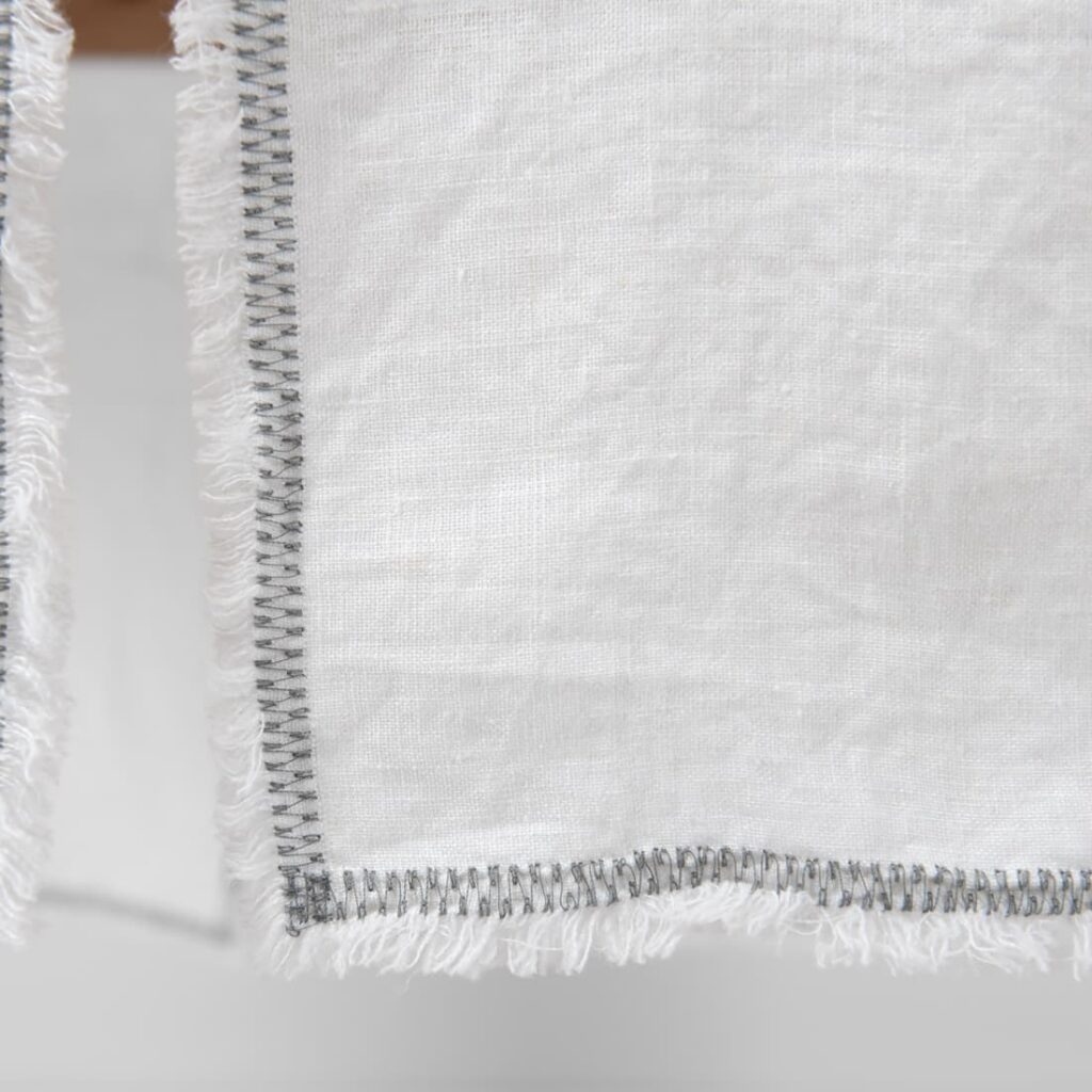 ALBA Løper hvit 3 white linen runner with decorative stitch with loose fringes.