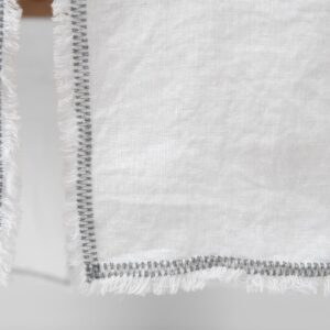 ALBA Løper hvit 6 white linen runner with decorative stitch with loose fringes.