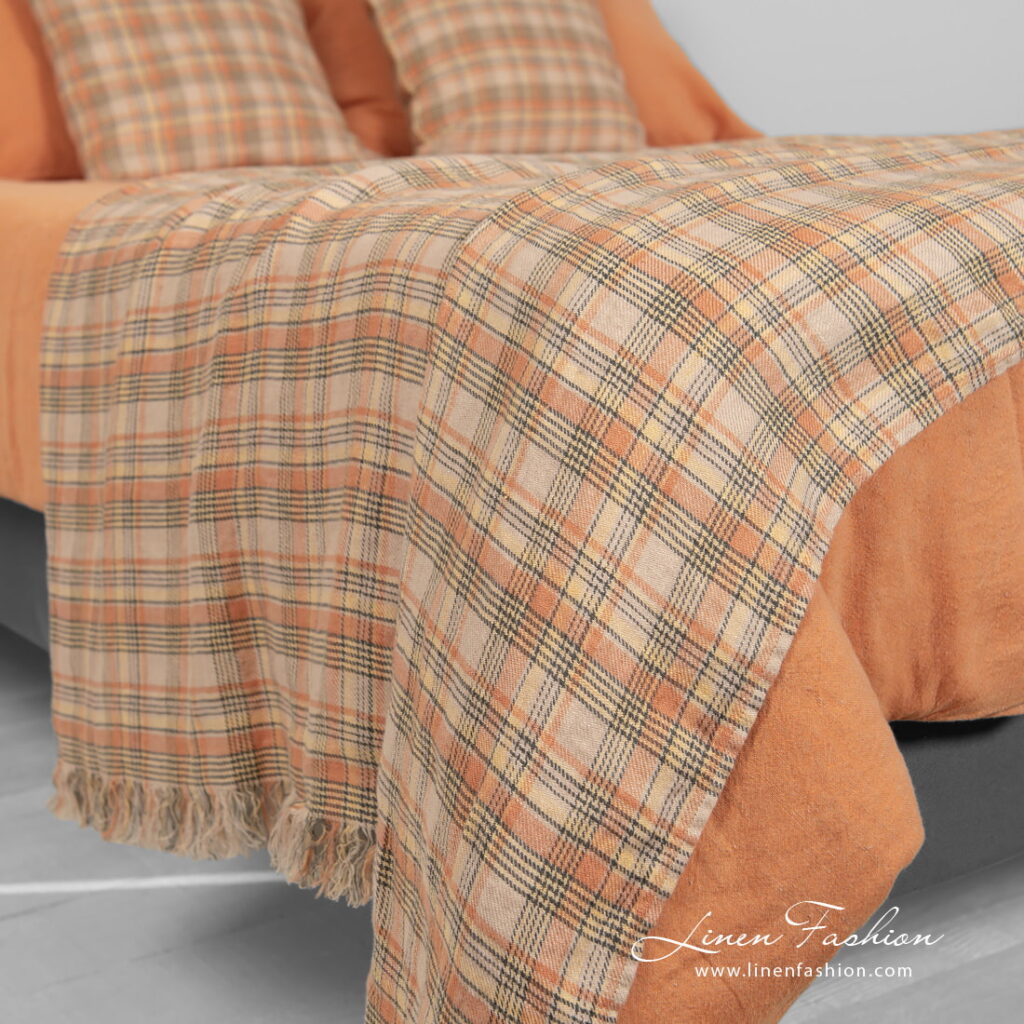 SAN DIEGO Sengetøy 11 linen cotton orange bedlinen with checked throw.