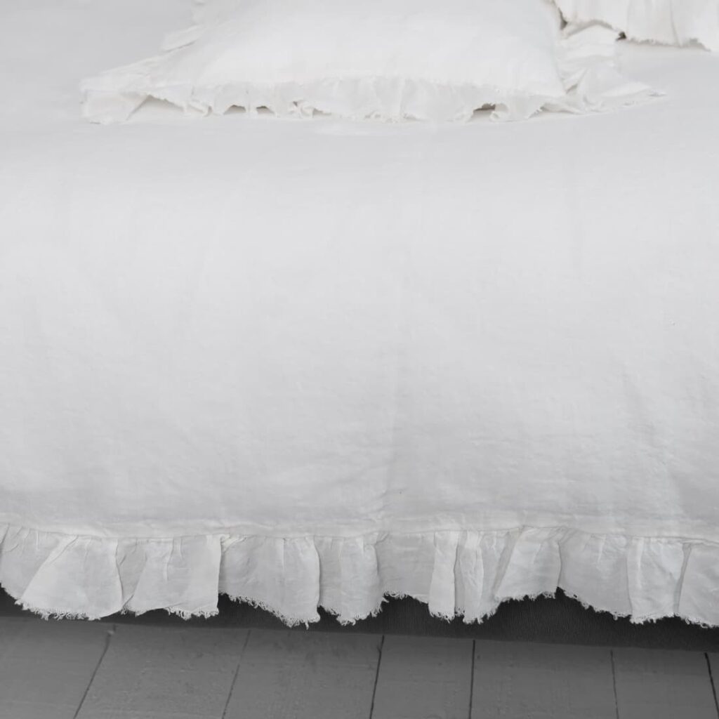 PROVANCE Sengetøy hvit 3 off white linen duvet cover with ruffles, washed