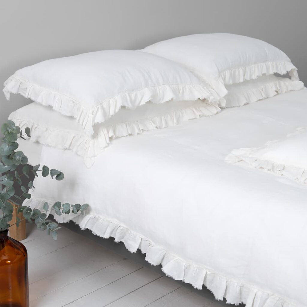 PROVANCE Sengetøy hvit 8 off white linen pillow cases, ruffles 8.5cm.