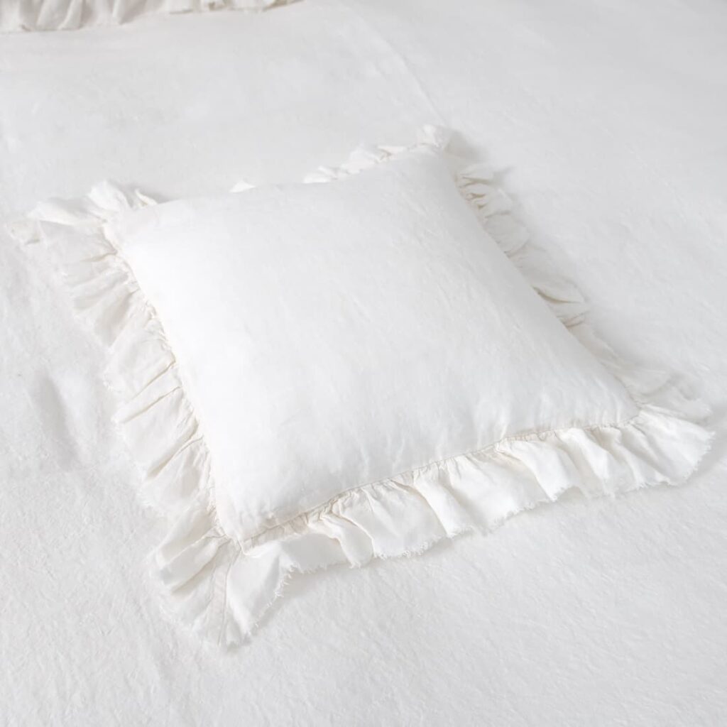 PROVANCE Sengetøy hvit 9 off white linen cushion cover with ruffles 8.5cm.