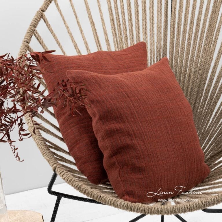 Red cushion cover, terra.