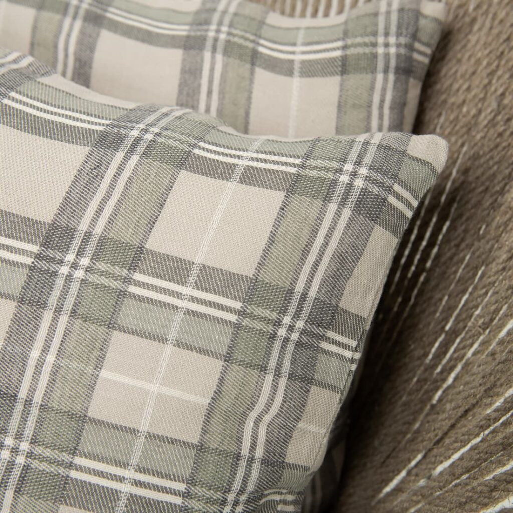 ROCCA Putetrekk beige 2 Beige linen checked cushion cover with zipper close up detail