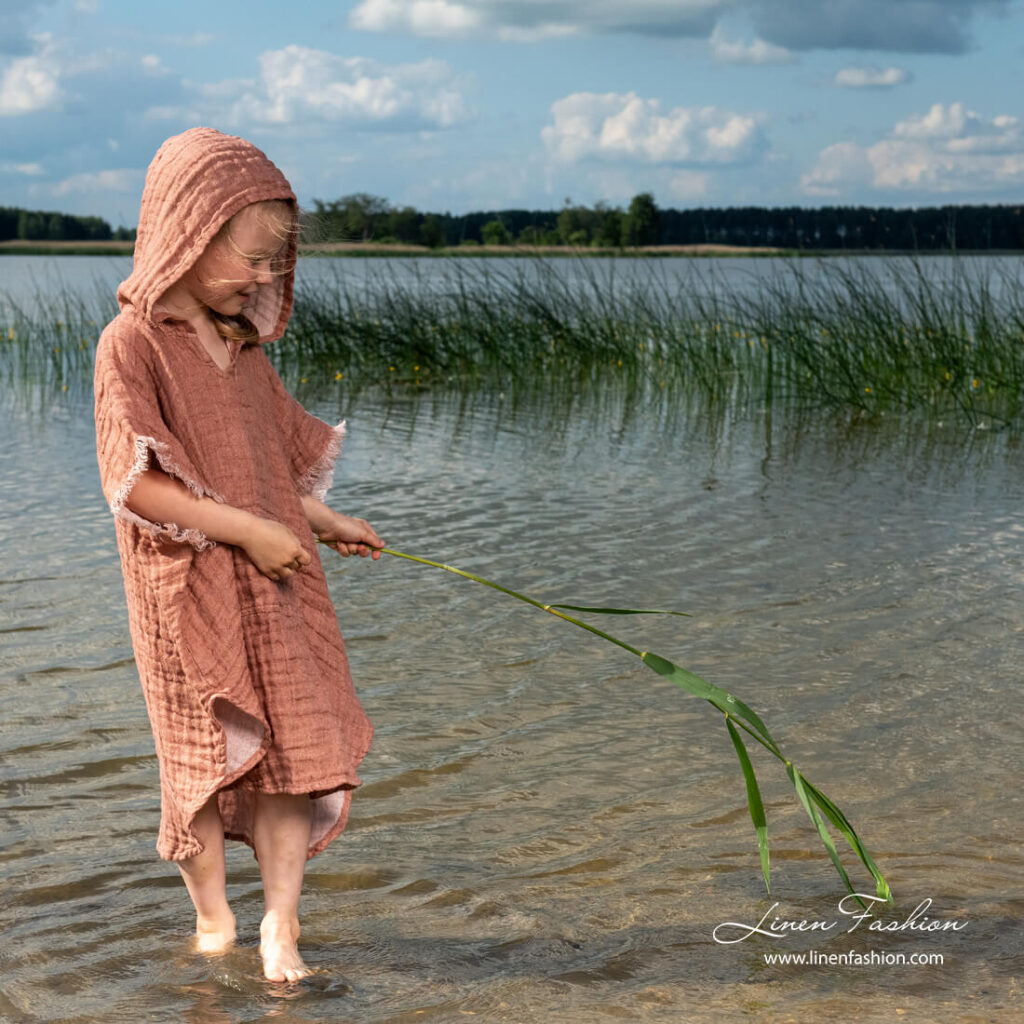 PLAZA Håndkleponcho brun 2 Brown kids linen poncho towel with hood