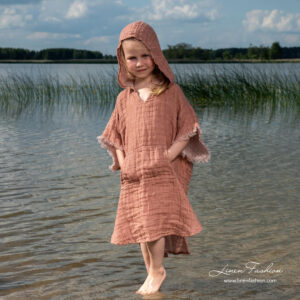PLAZA Håndkleponcho brun 7 Brown kids linen poncho towel with pocket on front