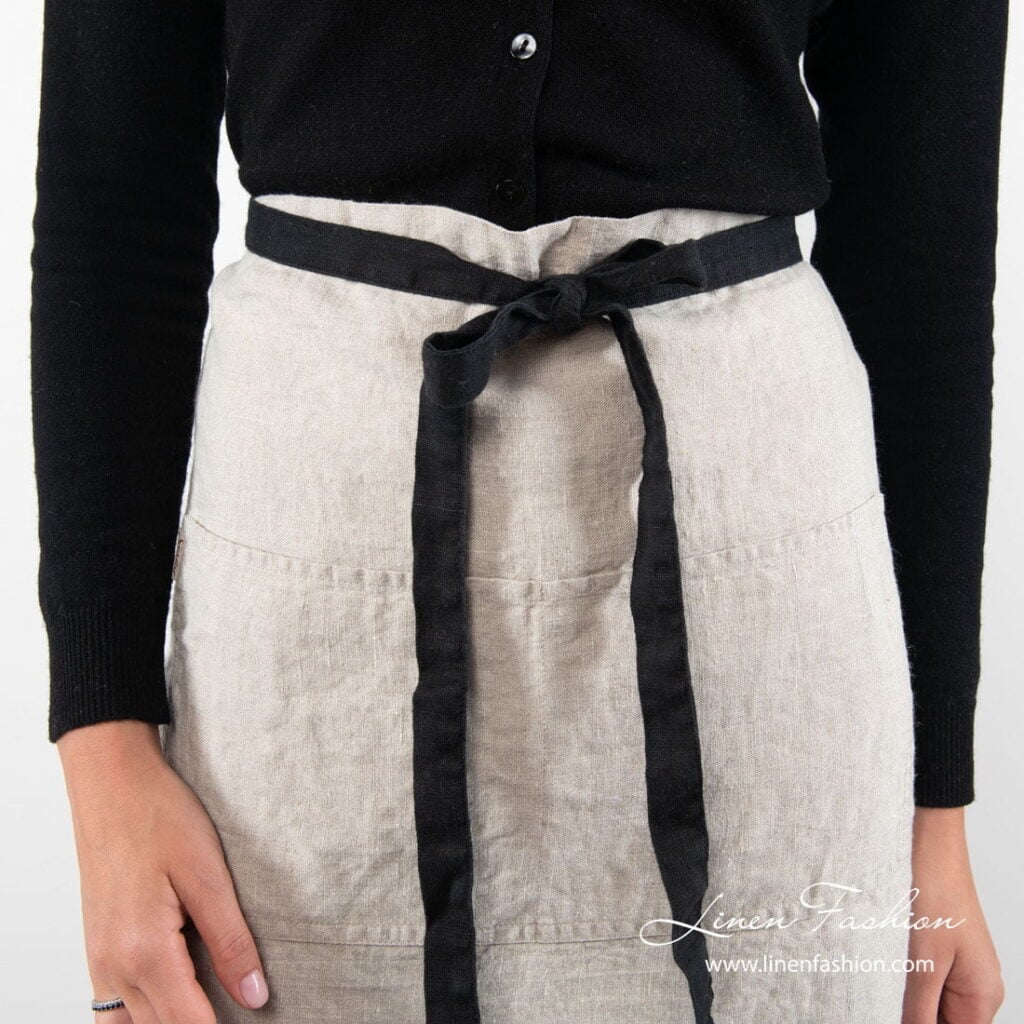BISTRO KORT Forkle naturlig lin 2 Natural flax color linen apron with black ties