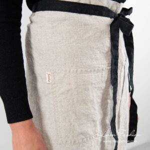 BISTRO KORT Forkle naturlig lin 9 Linen apron in flax colour with pocket on front