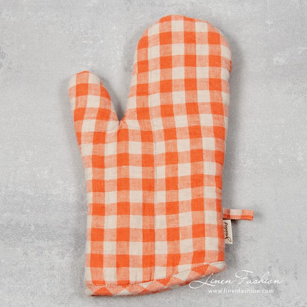 Checkered linen oven glove, gamma.
