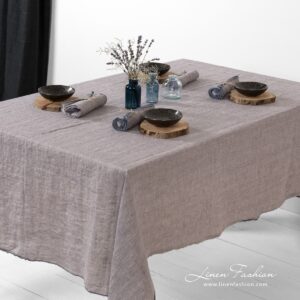 Violet tablecloth of 100% linen fabric.