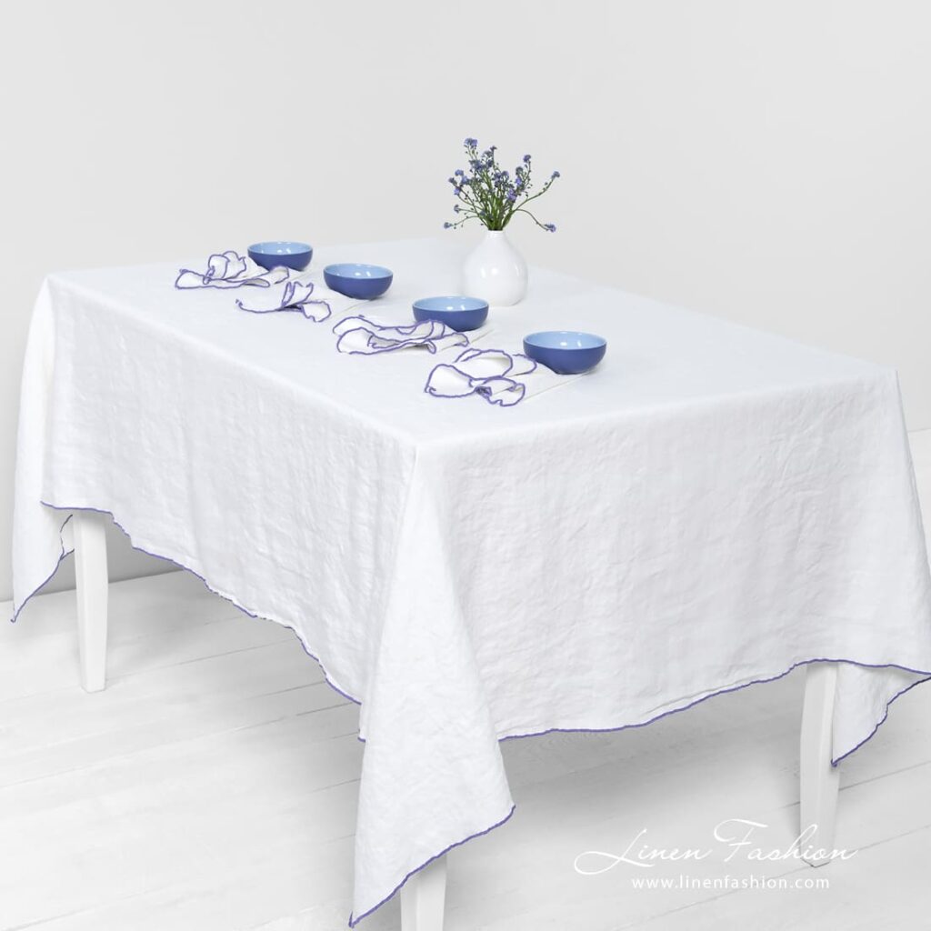 ARVO Duk hvit med fiolett kant 1 ARVO white linen tablecloth