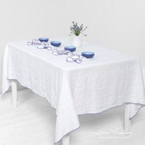 ARVO Duk hvit med fiolett kant 15 ARVO white linen tablecloth