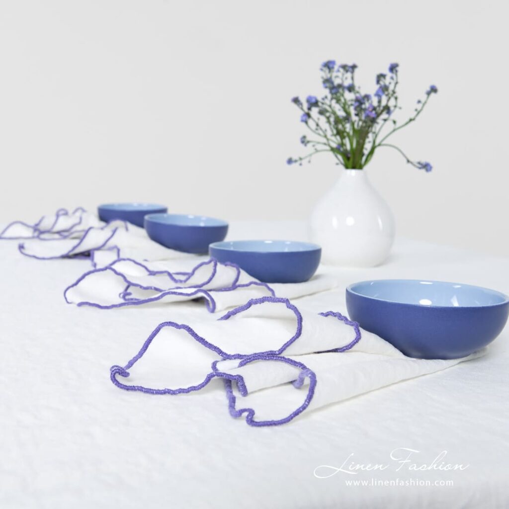 ARVO Duk hvit med fiolett kant 3 ARVO white linen tablecloth with matching napkins