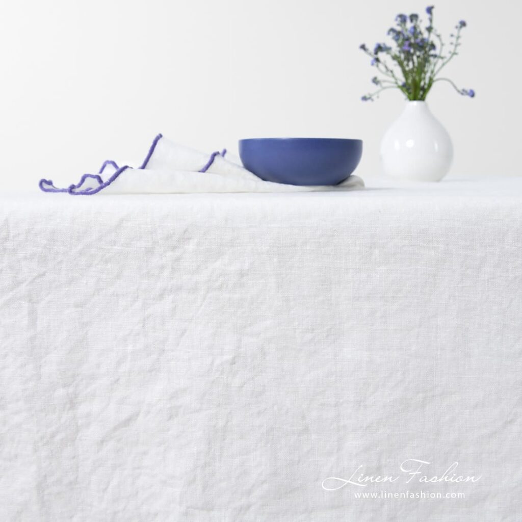 ARVO Duk hvit med fiolett kant 5 ARVO white linen tablecloth, specially washed