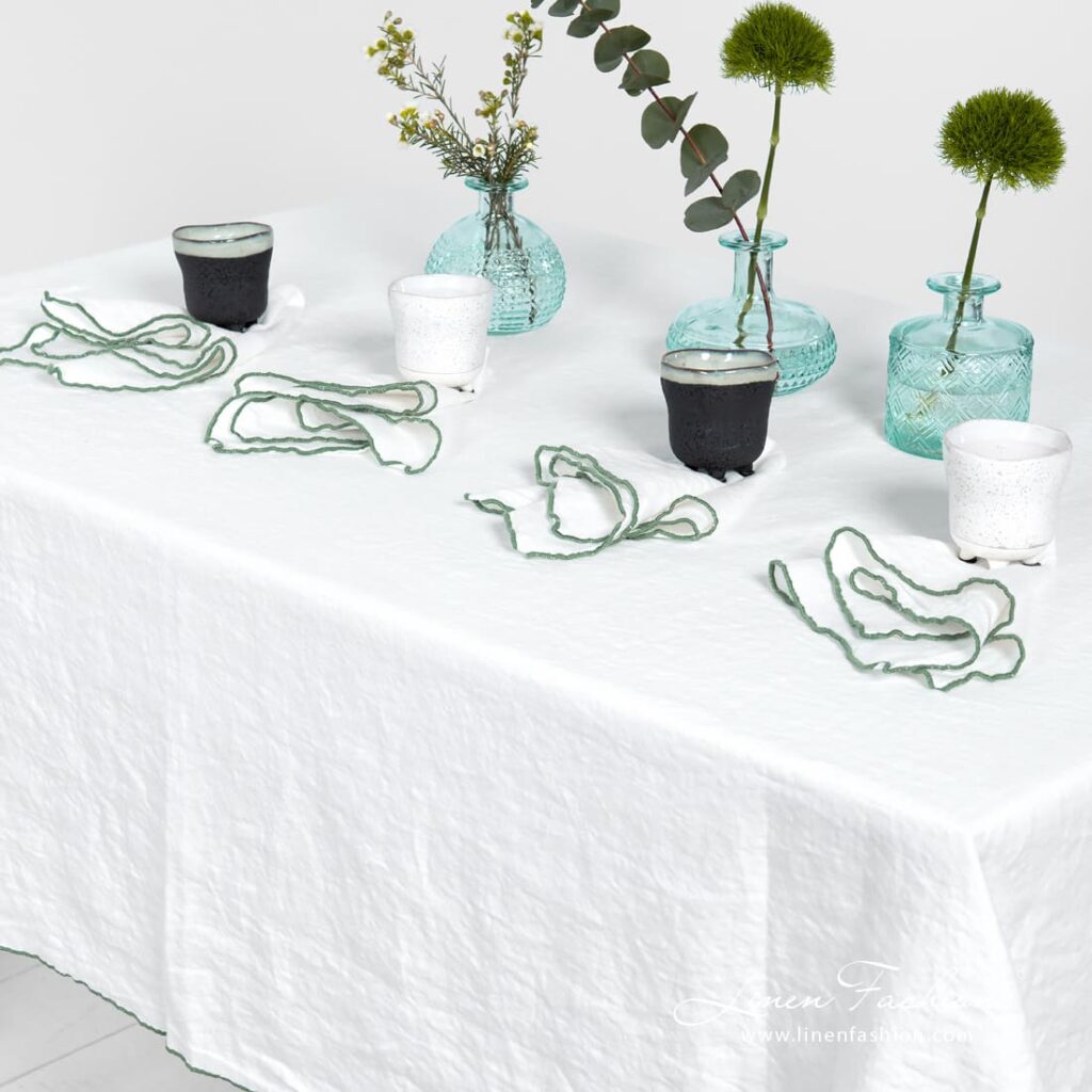 ARVO Duk hvit med olivenfarget kant 2 ARVO white linen tablecloth with green border