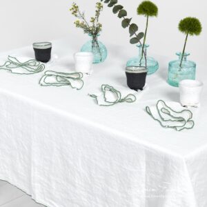 ARVO Duk hvit med olivenfarget kant 12 ARVO white linen tablecloth with green border