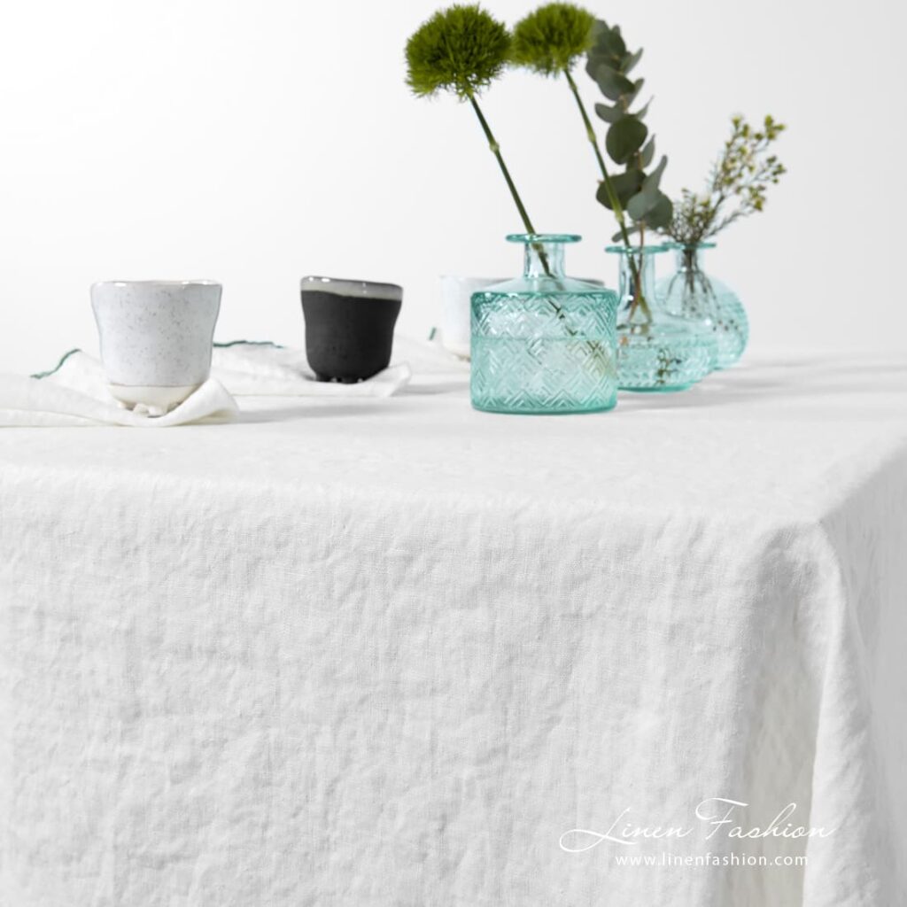 ARVO Duk hvit med olivenfarget kant 3 ARVO white linen tablecloth with green border, specially washed