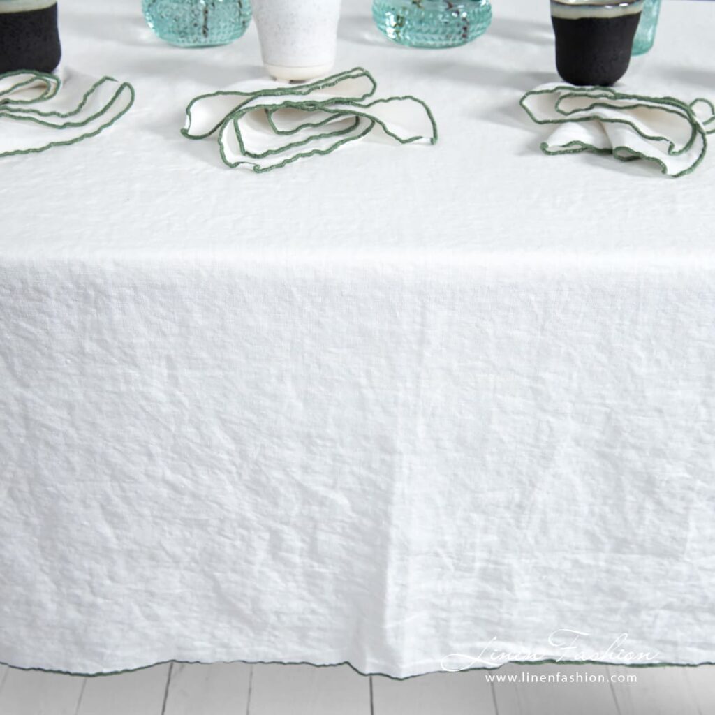 ARVO Duk hvit med olivenfarget kant 4 ARVO white linen tablecloth