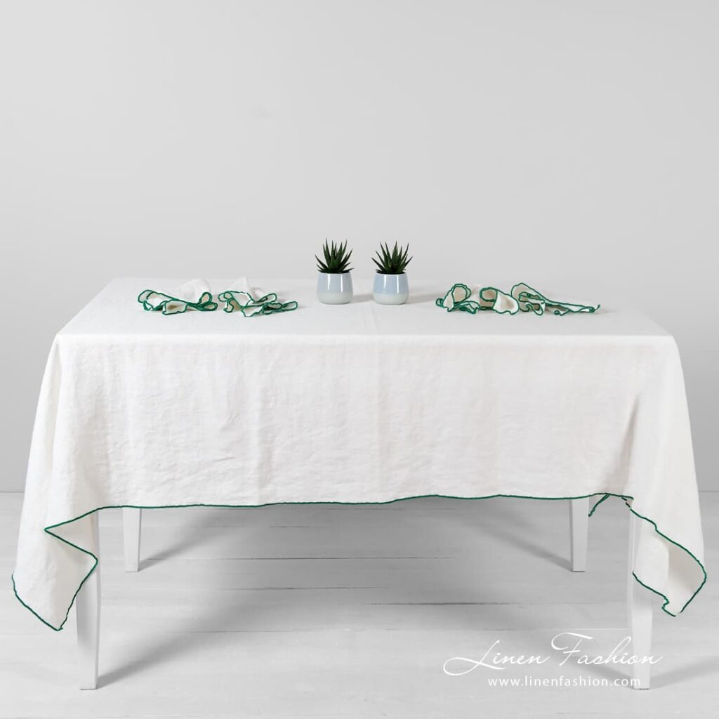 ARVO Duk hvit med grønn kant 1 ARVO off-white linen tablecloth