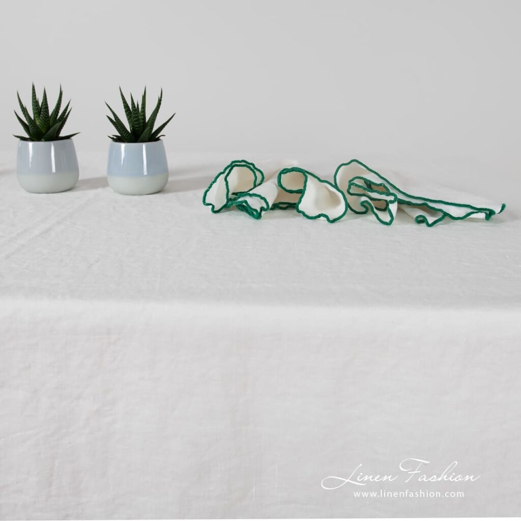 ARVO Duk hvit med grønn kant 3 ARVO white linen tablecloth with matching napkins