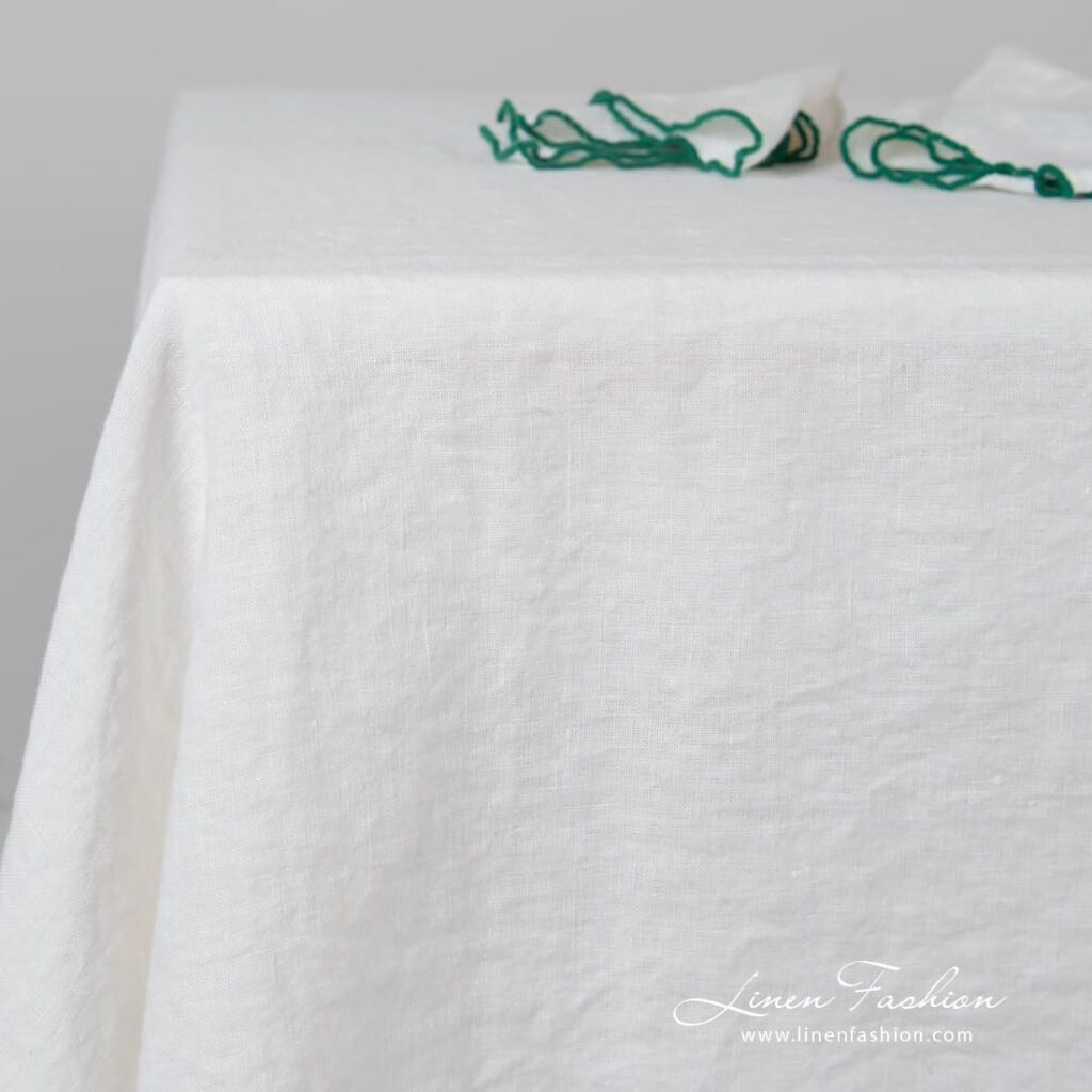 ARVO Duk hvit med grønn kant 2 ARVO white linen tablecloth, specially washed