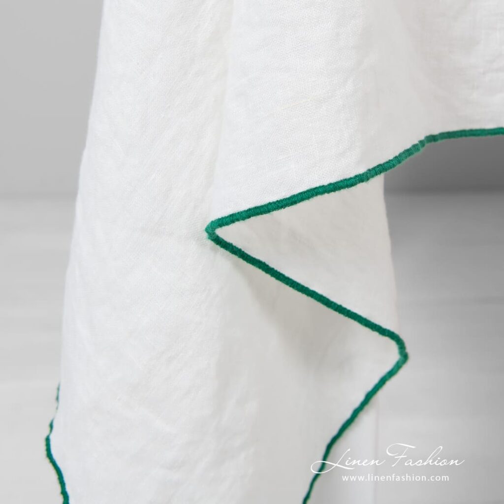 ARVO Duk hvit med grønn kant 4 Off-white linen tablecloth with bright green babylock stitch