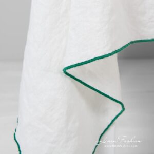 ARVO Duk hvit med grønn kant 8 Off-white linen tablecloth with bright green babylock stitch