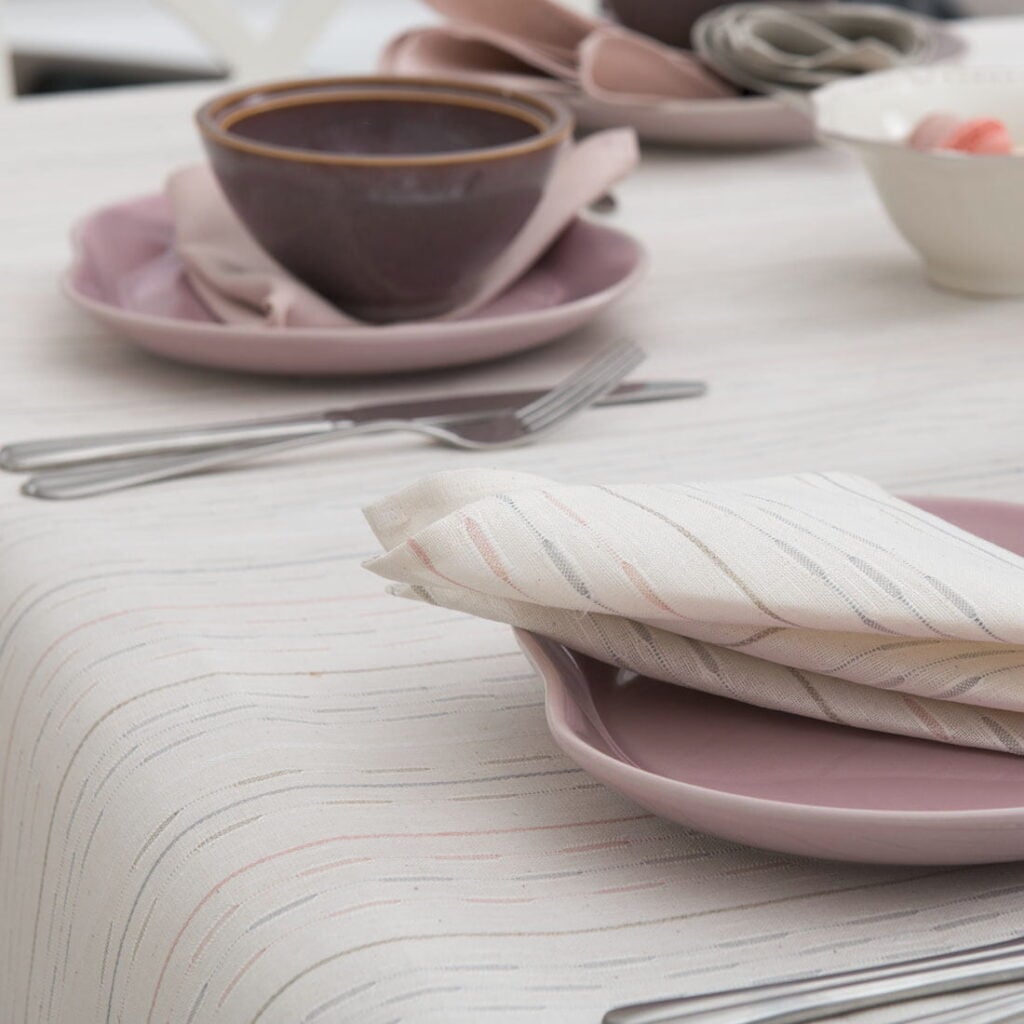 RIGA Duk hvit 2 Riga white tablecloth on table