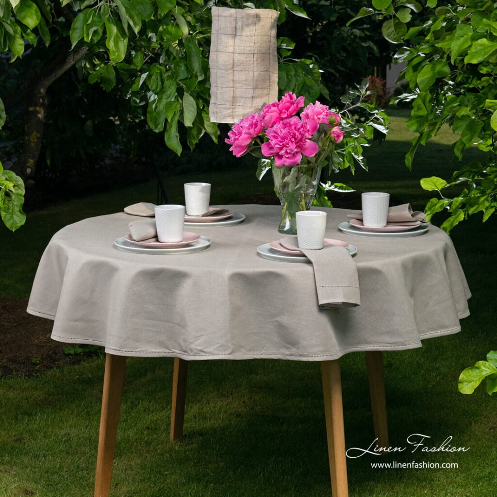 LUNA Duk rund/oval natur 1 Round (oval) dark grey linen tablecloth with hemstitch