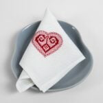 HARTY Serviett hvit med rødt broderi