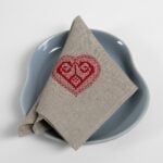 HARTY Serviett natur med rødt broderi