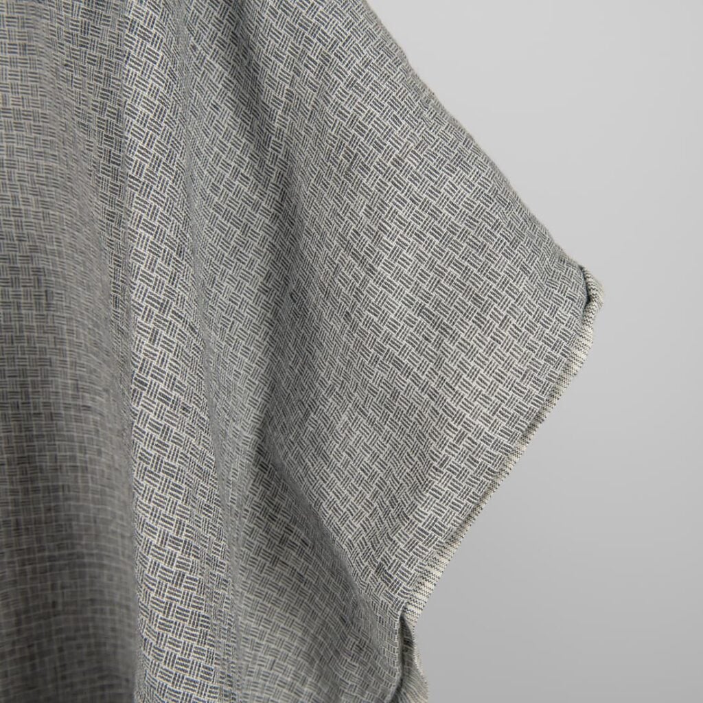 Linstoff vasket mørkegrå farge 4 Linen fabric washed dark grey colour close up edge view