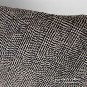 Linstoff i svarte og gråaktige ruter 11 Checked linen frabric with natural (undyed) and black yarns