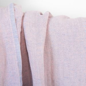 Halvlinstoff lyserosa og lyseblått fiskebein, vasket