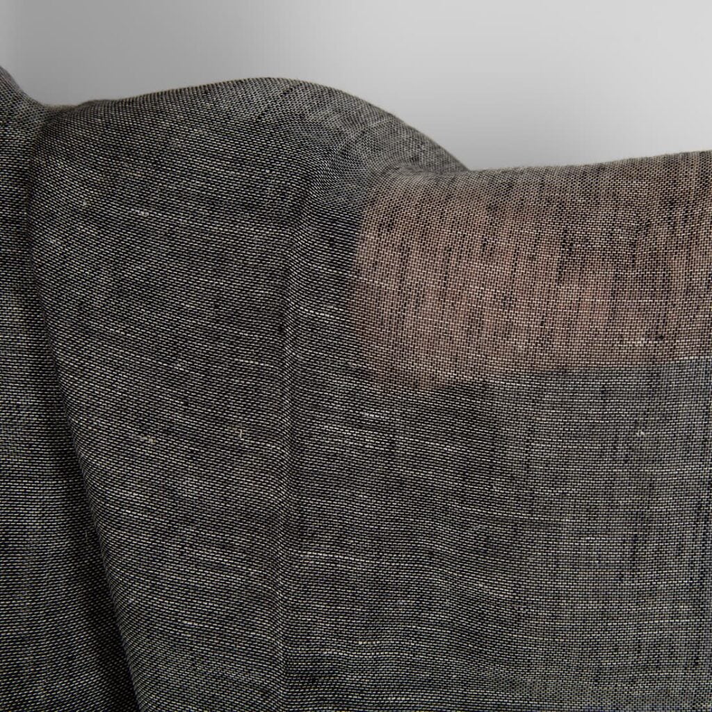 Svart og naturfarget gjennomsiktig linstoff 4 Black and natural transparent linen fabric close up detail