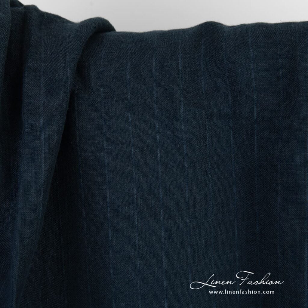 Mørkeblått linstoff i striper vasket 2 Dark blue linen fabric in stripes, specially washed to increase softness