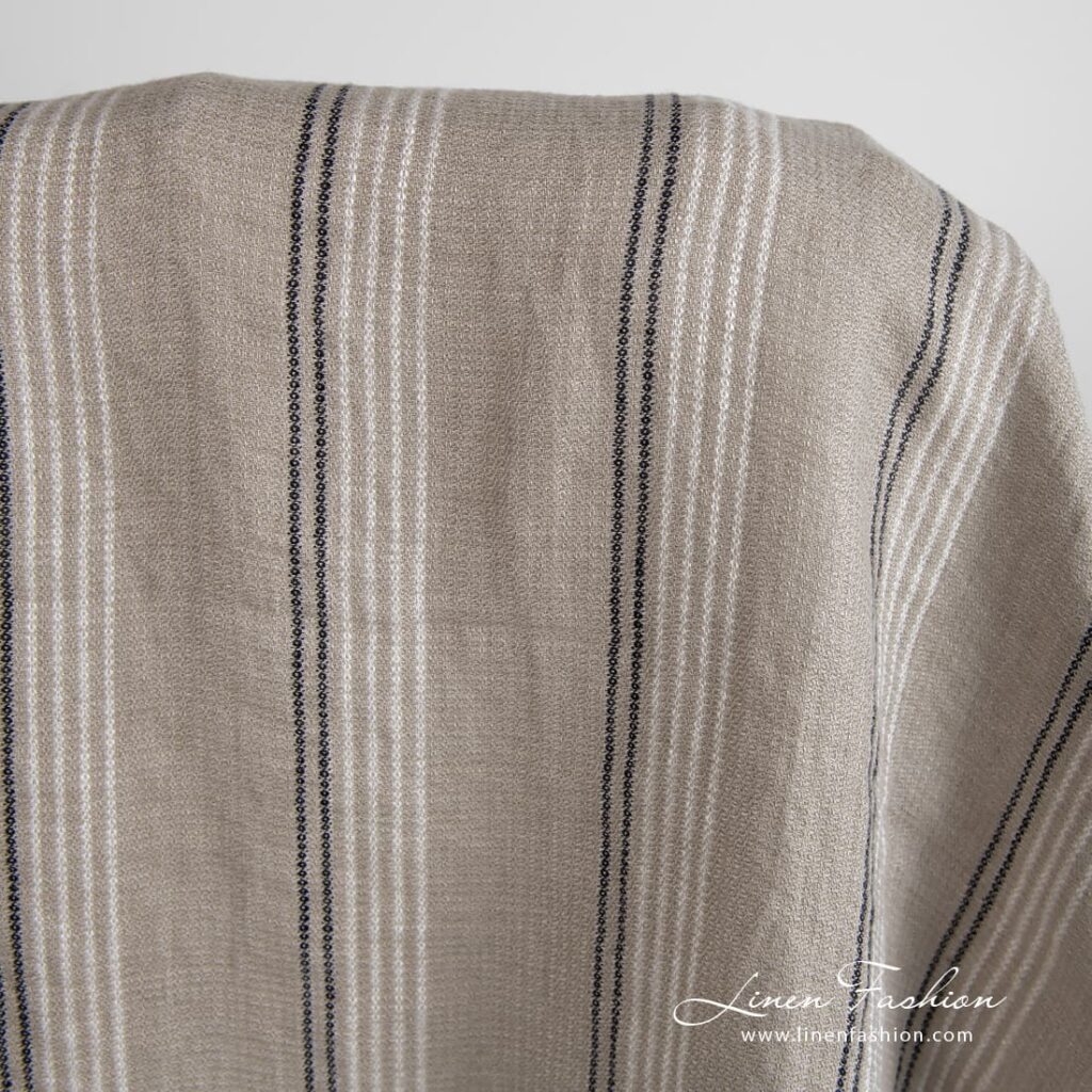 Gråbrunt linstoff i striper vasket 2 Grey brown linen fabric in stripes, specially washed to increase softness