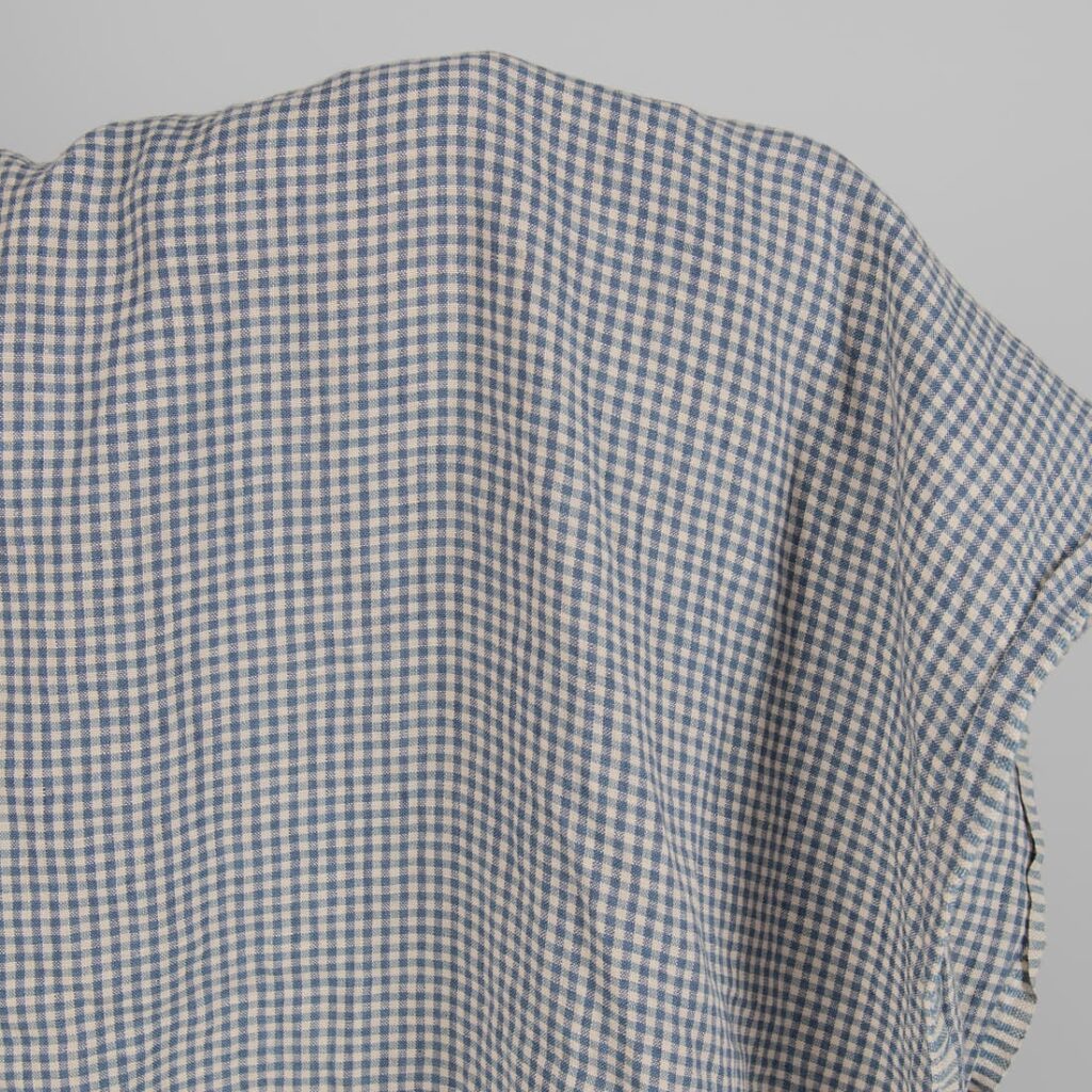 Vasket linstoff med små blå og brunaktige ruter 2 Washed linen fabric with small blue and brownish checks product photo