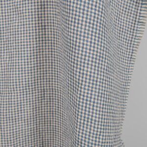 Vasket linstoff med små blå og brunaktige ruter 12 Washed linen fabric with small blue and brownish checks close edge view