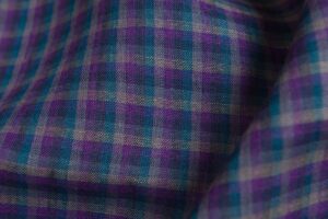 Linstoff med fiolette ruter