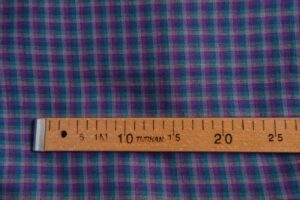 Linstoff med fiolette ruter