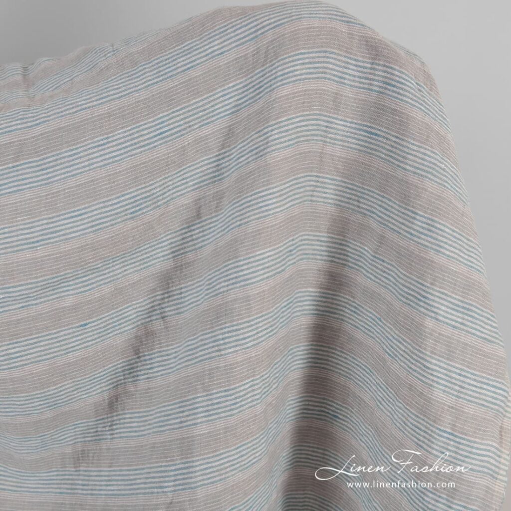 Lysegrå-blått linstoff i striper vasket 2 Grey blue linen fabric in stripes, washed